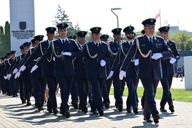 Uroczysta zbiórka z okazji 15 rocznicy utworzenia 41 Bazy Lotnictwa Szkolnego.