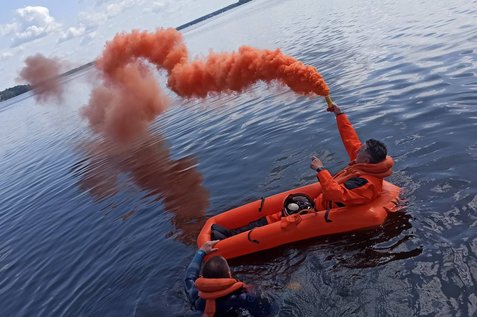Trening posługiwania się środkami ratownictwa wodnego i środkami sygnalizacyjnymi.